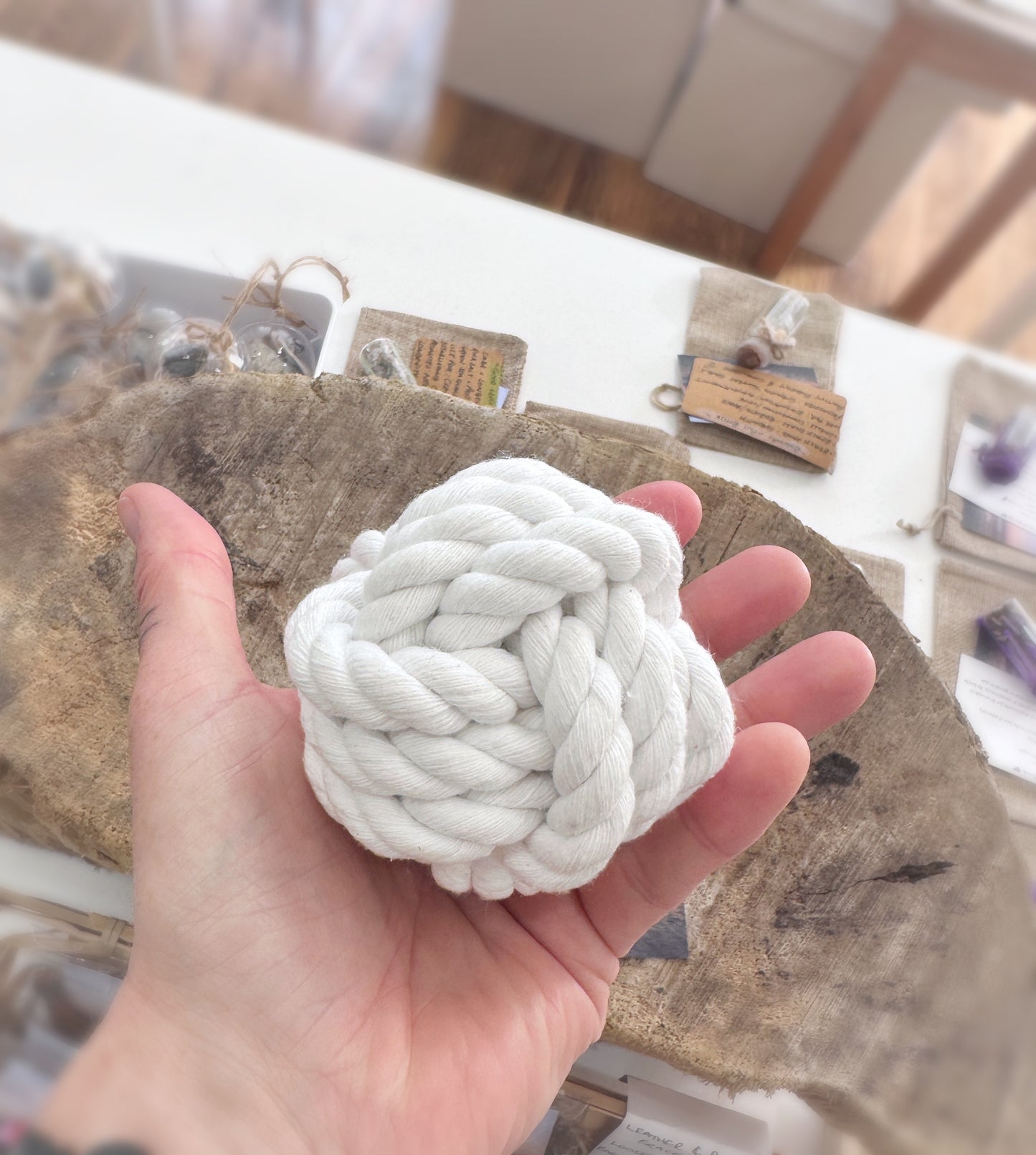 White Rope Knot Place Card Holder
